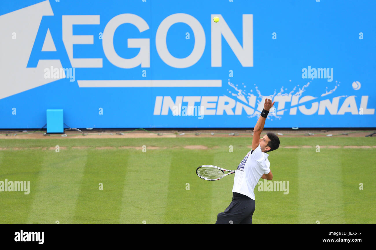Eastbourne, Royaume-Uni. 28 Juin, 2017. La Serbie de Novak Djokovic en action contre Vasek Pospisil du Canada au cours de la quatrième journée de l'Aegon Eastbourne International le 28 juin 2017 à Eastbourne, Angleterre Crédit : Paul Terry Photo/Alamy Live News Banque D'Images