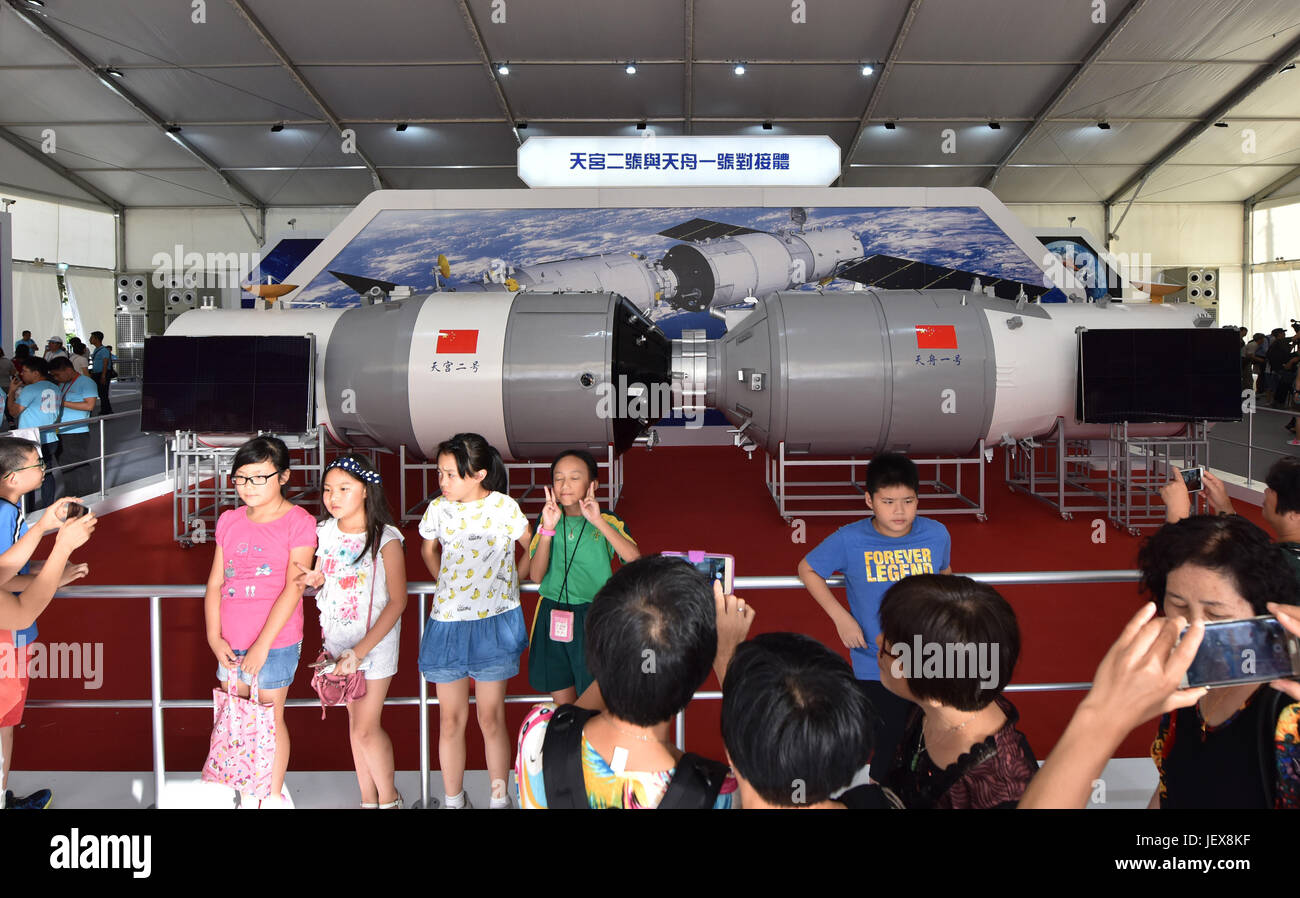 Hong Kong, Chine. 28 Juin, 2017. Enfants posent pour des photos avec une exposition montrant les Tianzhou-1 vaisseaux cargo docking avec Tiangong-2 à un laboratoire de l'espace high-tech consacré au parc Victoria à Hong Kong, Chine du sud, le 28 juin 2017. L'exposition nommée 'l'innovation scientifique et technologique, réalisation de nos rêves' le coup d'ici mercredi avec plus de 100 objets exposés mettant en valeur les réalisations de la Chine sur l'aérospatiale et de la technologie. L'exposition a été organisée pour célébrer le 20e anniversaire de la déclaration de Hong Kong à la patrie. Credit : Lui Siu Wai/Xinhua/Alamy Live News Banque D'Images