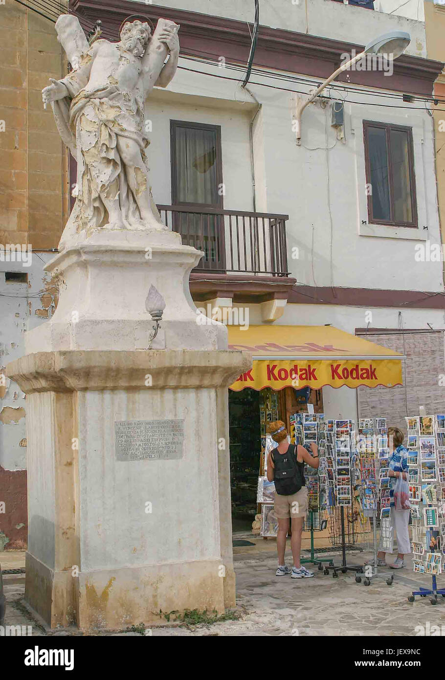 Le 27 septembre 2004 - Malte - à côté d'une statue de saint André, le patron des pêcheurs, en Marsaxlokk Square, magasin pour acheter des cartes postales aux touristes dans un magasin de souvenirs. Ce village de pêcheurs pittoresque, dans la région sud-est de l'île de Malte, est devenue une destination touristique internationale. (Crédit Image : © Arnold Drapkin via Zuma sur le fil) Banque D'Images