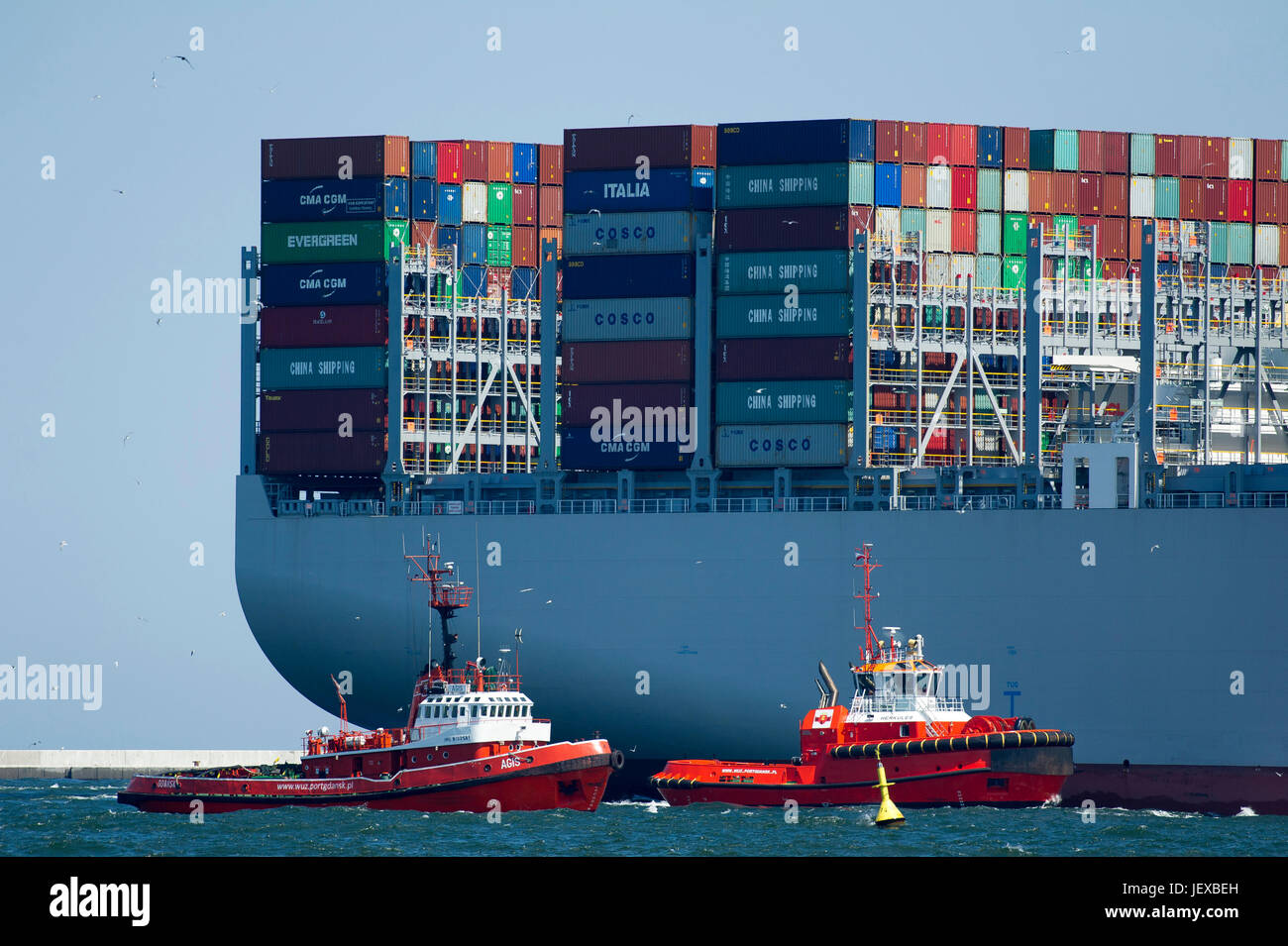 Gdansk, Pologne. 28 Juin, 2017. 400 mètres de long porte-conteneurs OOCL Hong Kong avec une capacité de 21 413 conteneurs EVP est le plus grand navire du monde. Le navire est la propriété d'Orient Overseas Container Line OOCL basé à Hong Kong. Aujourd'hui, le navire est entré dans Terminal à conteneurs en eaux profondes DCT à Gdansk, Pologne. © Wojciech Strozyk / Alamy Live News Banque D'Images