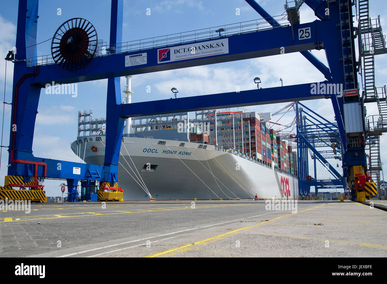 Gdansk, Pologne. 28 Juin, 2017. 400 mètres de long porte-conteneurs OOCL Hong Kong avec une capacité de 21 413 conteneurs EVP est le plus grand navire du monde. Le navire est la propriété d'Orient Overseas Container Line OOCL basé à Hong Kong. Aujourd'hui, le navire est entré dans Terminal à conteneurs en eaux profondes DCT à Gdansk, Pologne. © Wojciech Strozyk / Alamy Live News Banque D'Images