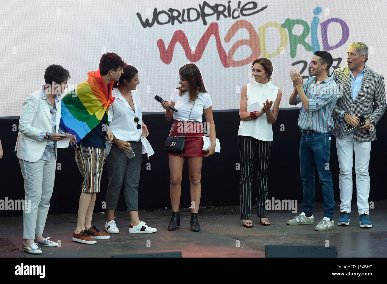 Madrid, Espagne. 28 Juin, 2017. Aida Domènech ( Dulceida ), Javier Calvo, Javier Ambrossi, Ana Belen, Boris Izaguirre, frais, Topacio Alejandro Amenabar , Pepon Nieto et Cayetana Guillén Cuervo au cours de prélude de la World Pride dans la Plaza Pedro Zerolo de Madrid, le mercredi 28 juin 2017 : Crédit Gtres información más Comuniación on line,S.L./Alamy Live News Banque D'Images
