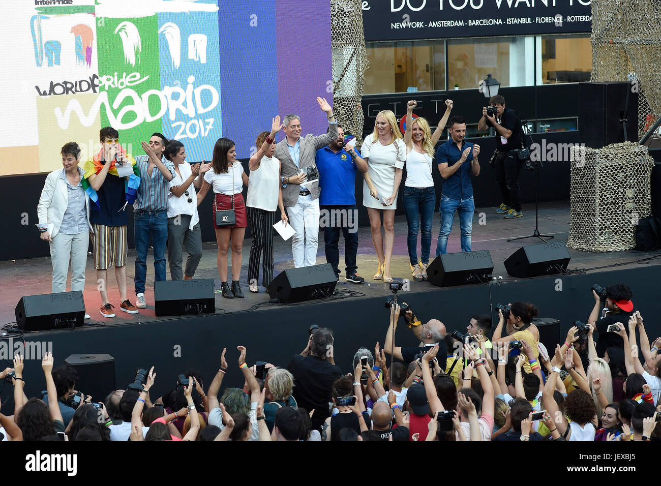 Madrid, Espagne. 28 Juin, 2017. Aida Domènech ( Dulceida ), Javier Calvo, Javier Ambrossi, Ana Belen, Boris Izaguirre, frais, Topacio Alejandro Amenabar , Pepon Nieto et Cayetana Guillén Cuervo au cours de prélude de la World Pride dans la Plaza Pedro Zerolo de Madrid, le mercredi 28 juin 2017 : Crédit Gtres información más Comuniación on line,S.L./Alamy Live News Banque D'Images