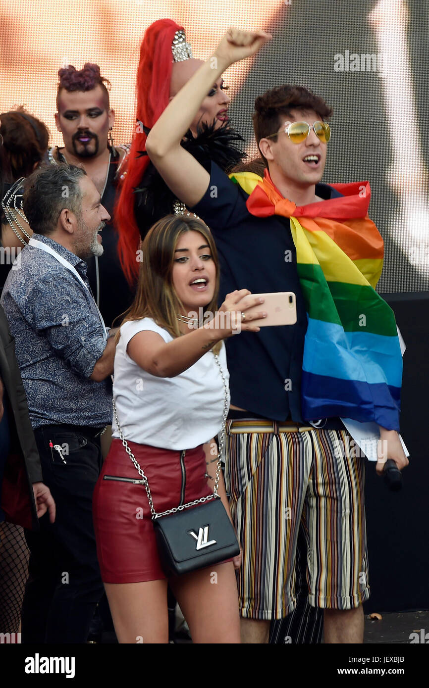 Madrid, Espagne. 28 Juin, 2017. Aida Domènech ( Dulceida )et Javier Calvo au cours prélude de la World Pride dans la Plaza Pedro Zerolo de Madrid, le mercredi 28 juin 2017 : Crédit Gtres información más Comuniación on line,S.L./Alamy Live News Banque D'Images