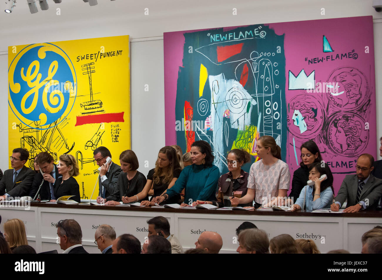 Londres, Royaume-Uni. 28 juin 2017. Sotheby's offre du personnel pour le compte de clients de téléphone en face de (L à R), 'Sweet' piquante, 1984-1985, un travail de collaboration par Andy Warhol et Basquiat Jean-Michael vendus pour un prix d'adjudication d'GBP3.8 m (estimation GBP1.4-1.8m) et le 'nouveau', 1985), un travail de collaboration par Andy Warhol et Basquiat Jean-Michael vendus pour un prix d'adjudication d'EUR2m (estimation GBP1.7-2.2m) chez Sotheby's Contemporary Art evening sale à New Bond Street, qui a comporté des travaux de pionnier dans le genre artistique. Crédit : Stephen Chung / Alamy Live News Banque D'Images