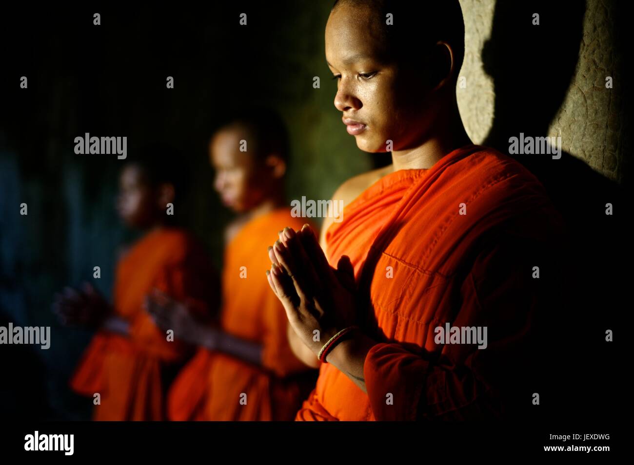 Les moines bouddhistes Theraveda prier sur les anciennes ruines de temple Bayon. Banque D'Images