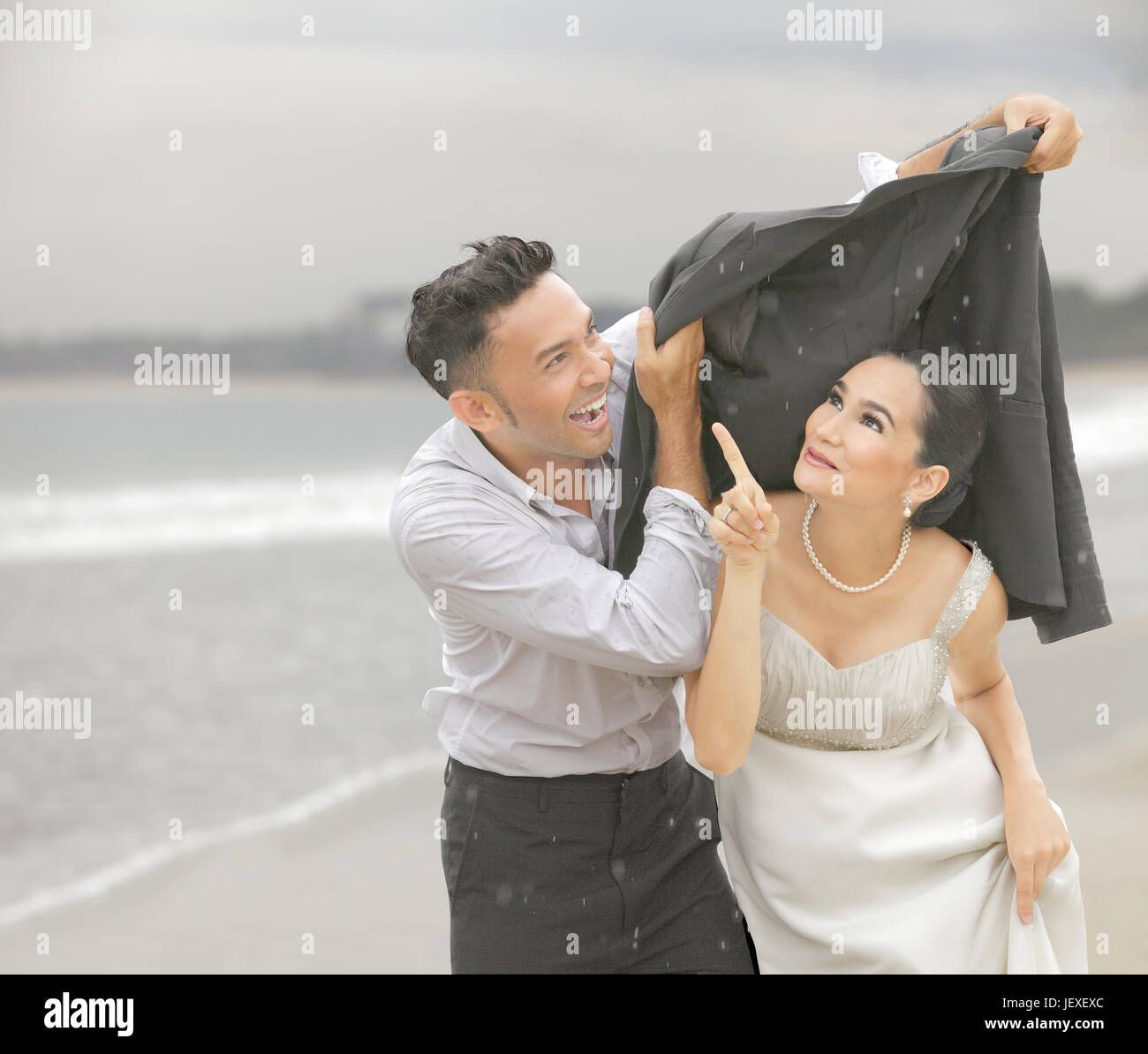 Cheerful Couple sous la pluie Banque D'Images