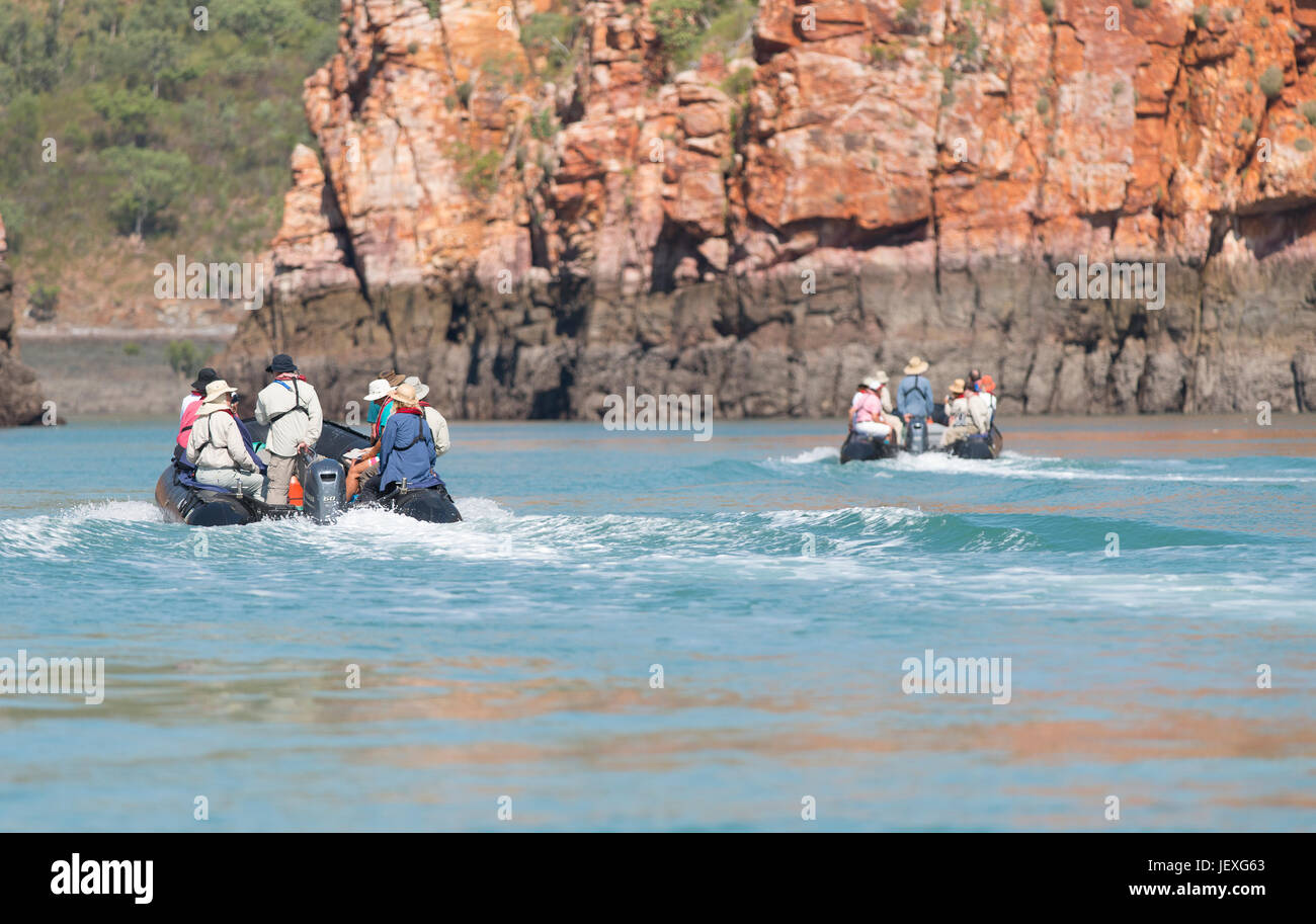 Les touristes en zodiac explorer les fluctuations des marées extrêmes à Cascades horizontales dans l'ouest de l'Australie, la baie de Talbot. Banque D'Images