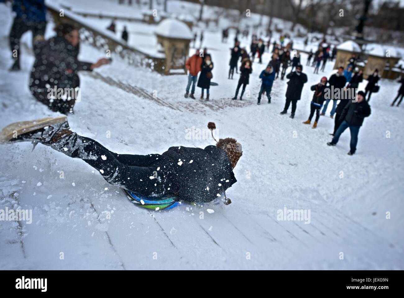 La luge en bas de l'escalier à la Fontaine Bethesda dans Central Park à la suite de la tempête Juno. Banque D'Images