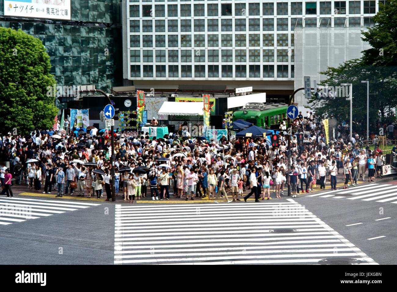 Attendre les piétons pour traverser une rue de la ville dans le quartier de Shinjuku de Tokyo. Banque D'Images