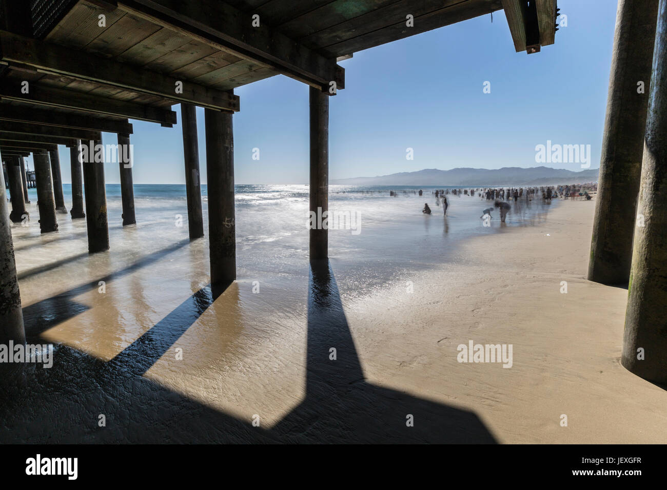 Santa Monica, Californie, USA - 26 juin 2017 : Santa Monica beach with motion blur l'eau et les gens. Banque D'Images