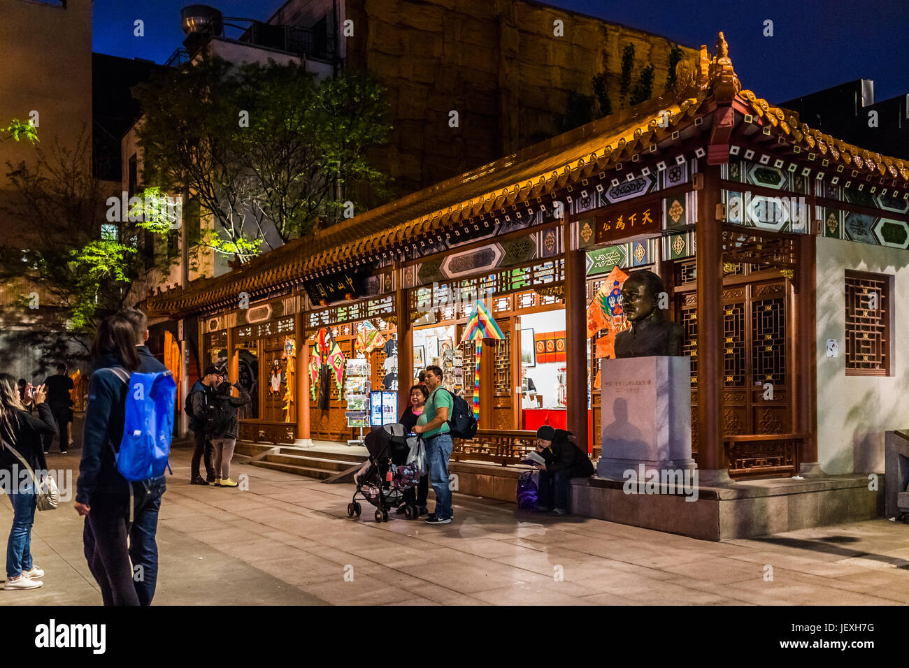 Montréal, Canada - le 27 mai 2017 : Chinatown Centre-ville asiatique dans la nuit avec des gens à l'extérieur de temple en soirée dans la région du Québec City Banque D'Images