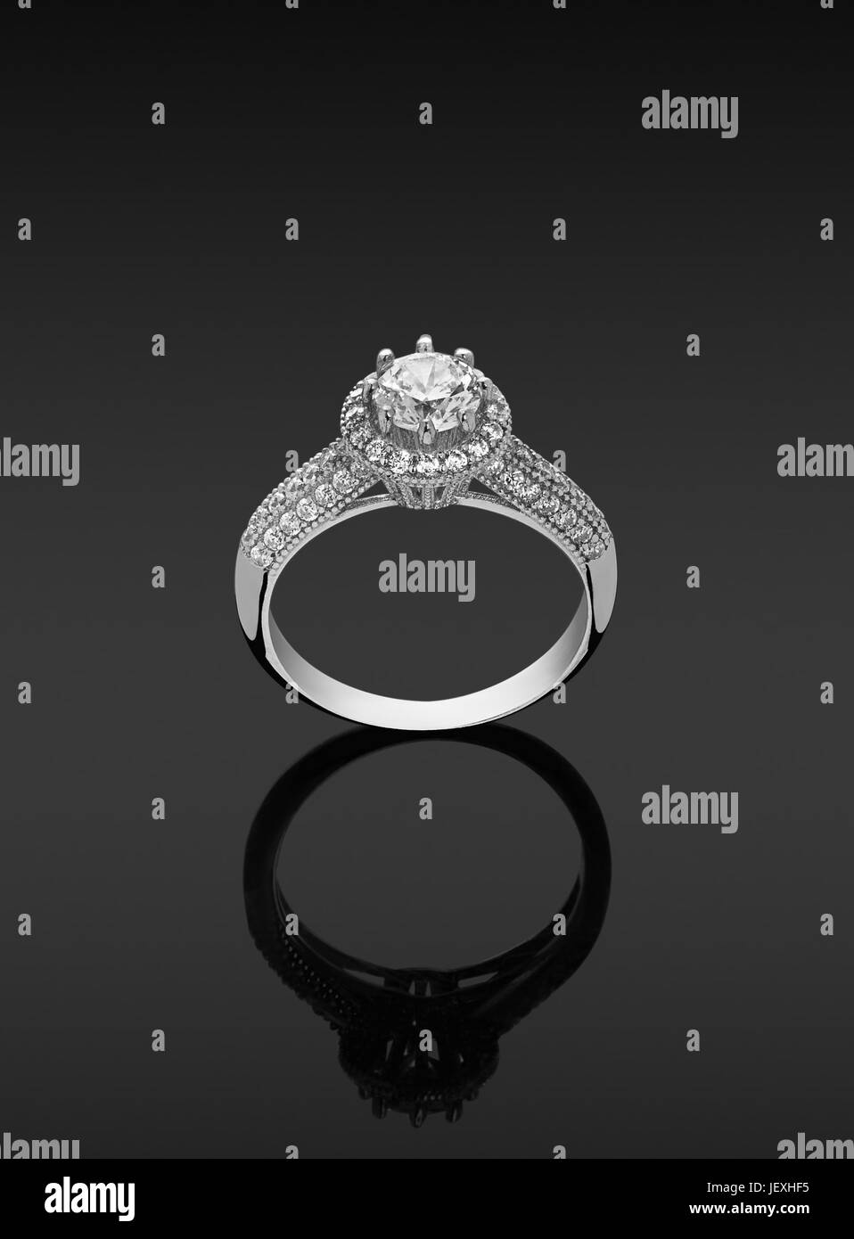 Anneau des femmes avec des diamants sur fond sombre Banque D'Images