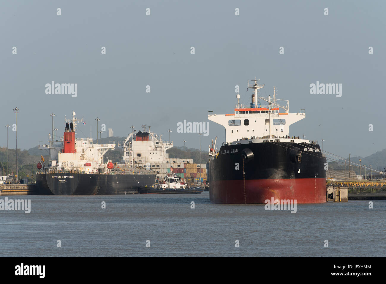 De grands navires d'expédition entrez les écluses Miraflores sur le Canal de Panama. Banque D'Images