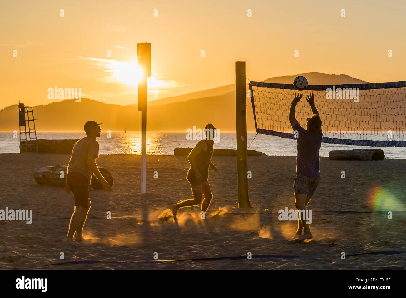 Volley-ball sur la plage de Spanish Banks, Vancouver, Colombie-Britannique, Canada. Banque D'Images