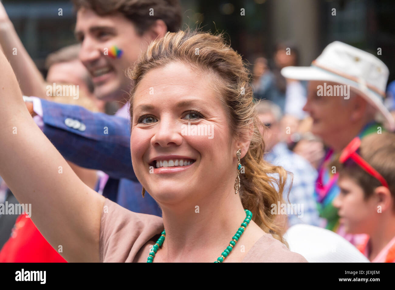 Toronto, Canada. 25 juin 2017. PM canadien Justin Trudeau's épouse Sophie Grégoire Trudeau déclinée pour l'appareil photo pendant la Parade de la Fierté gaie de Toronto Banque D'Images