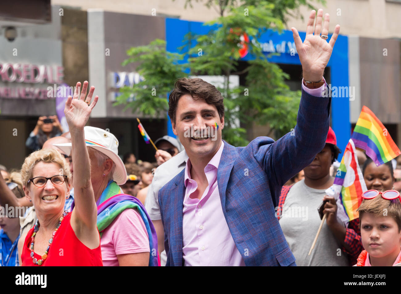 Toronto, Canada. 25 juin 2017. Le premier ministre du Canada, Justin Trudeau et de l'Ontario Kathleen Wynne h prendre part à Toronto Pride Parade. Banque D'Images