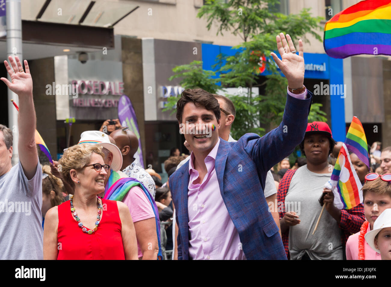 Toronto, Canada. 25 juin 2017. Le premier ministre du Canada, Justin Trudeau et de l'Ontario Kathleen Wynne h prendre part à Toronto Pride Parade. Banque D'Images