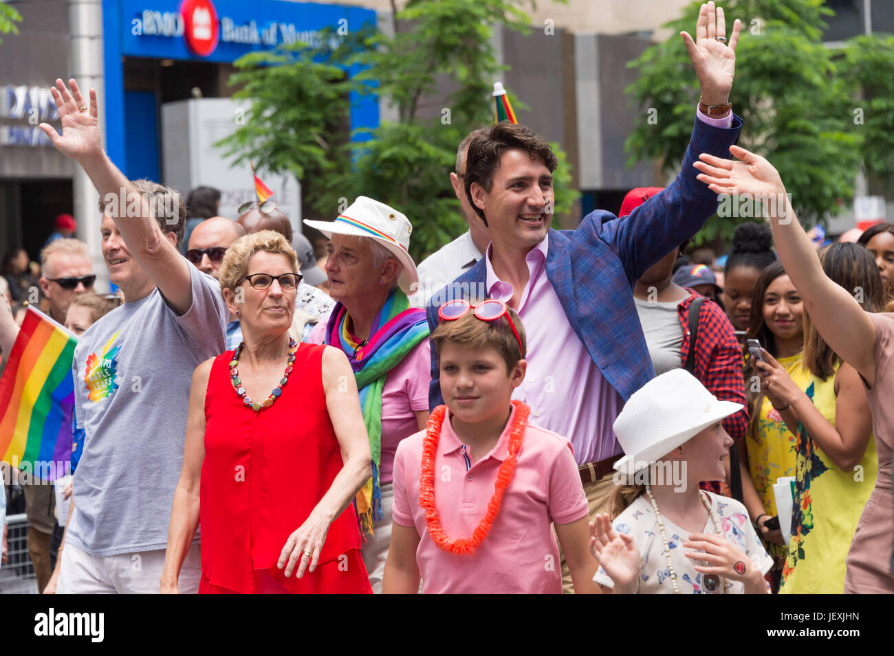 Toronto, Canada. 25 juin 2017. Le premier ministre du Canada, Justin Trudeau, de l'Ontario h Kathleen Wynne, et les enfants de Trudeau au cours de Toronto Pride Parade. Banque D'Images