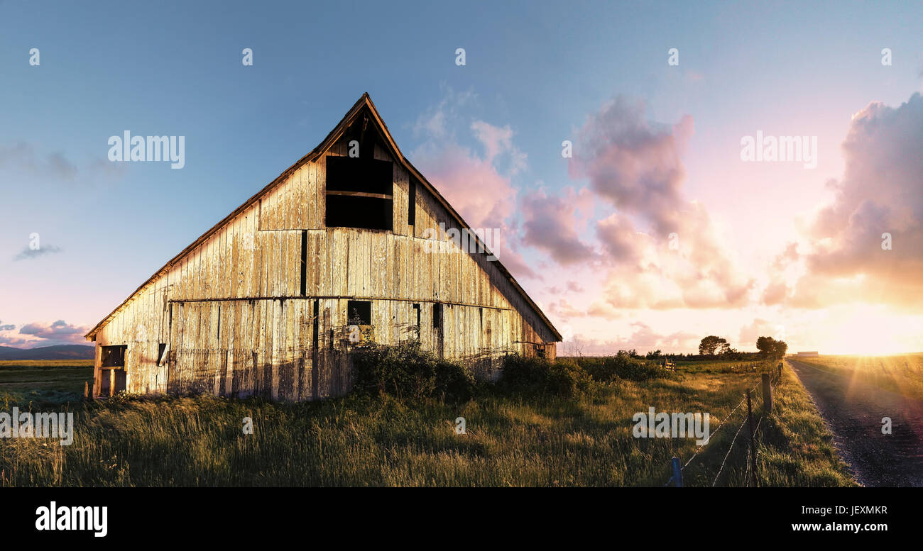 Coucher du soleil à une grange abandonnée, image en couleur Banque D'Images Coucher du soleil à une grange abandonnée, image en couleur Banque D'Images