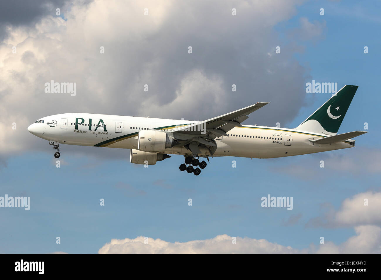 Un Boeing 777 Pakistan International Airlines atterrit à l'aéroport London Heathrow Banque D'Images