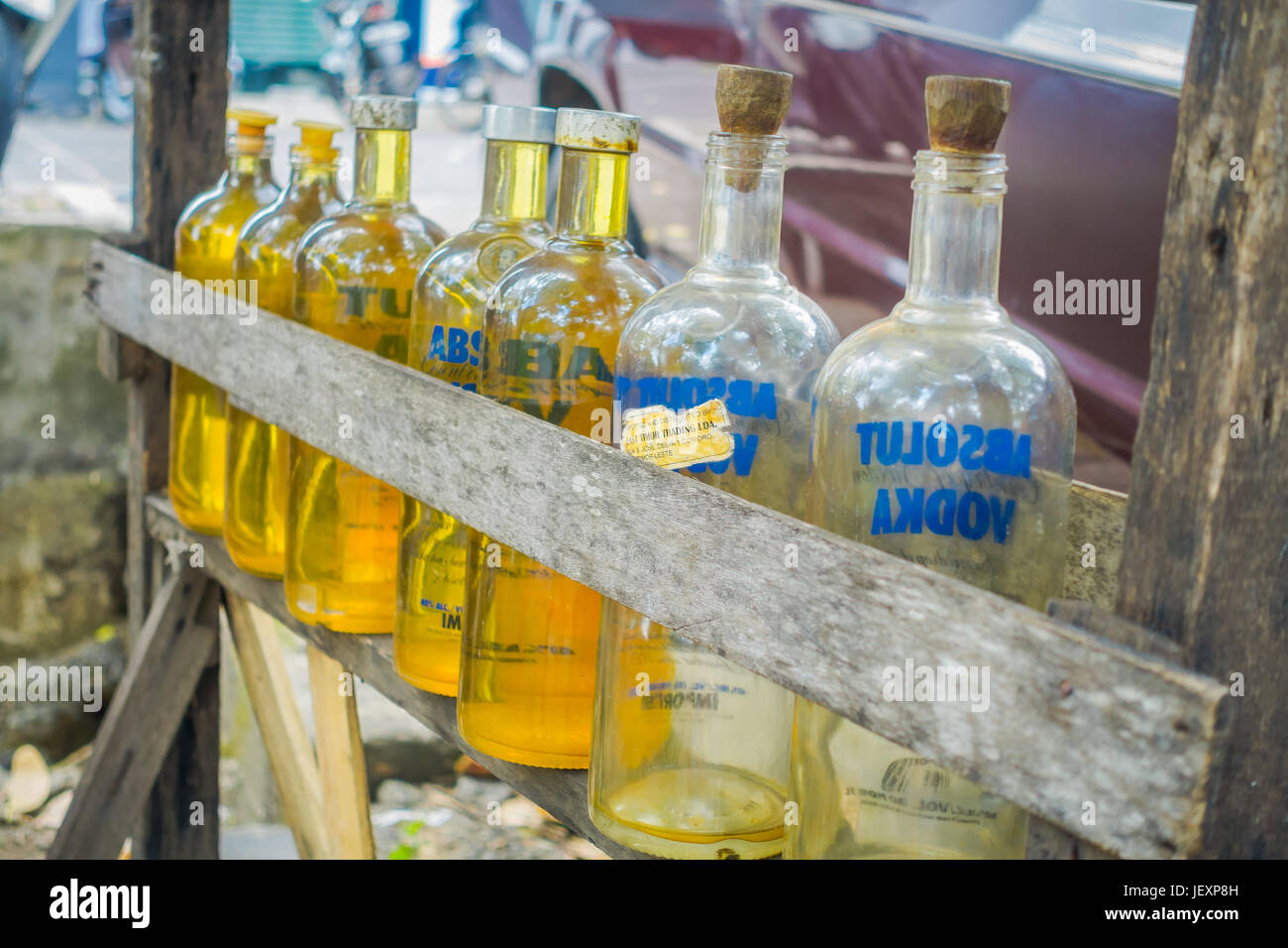 BALI, INDONÉSIE - Mars 08, 2017 : l'essence de l'essence est vendue sur le  côté de la route, bouteilles de vodka en verre recyclé à Bali, Indonésie  Photo Stock - Alamy