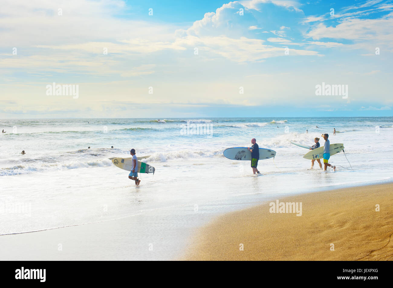 CANGGU, BALI, INDONÉSIE - Jan 19, 2017 : Groupe d'internautes surf sur la plage. L'île de Bali est l'une des meilleures au monde destinations surf Banque D'Images