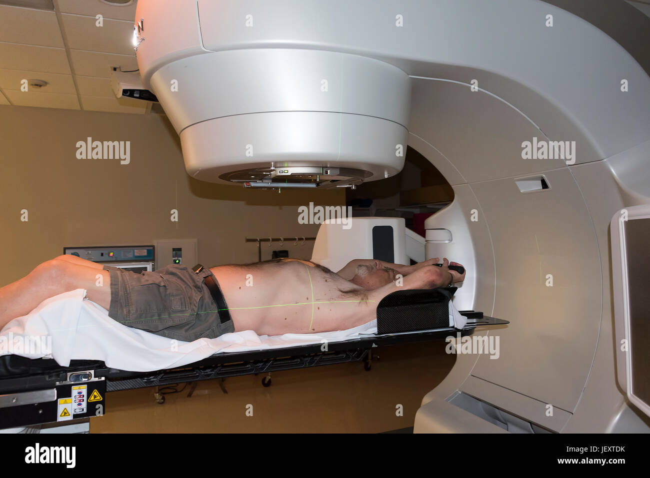 La thérapie radiologique des patients montrant des lignes laser pour cibler les cellules cancéreuses du cerveau et de la gorge Banque D'Images