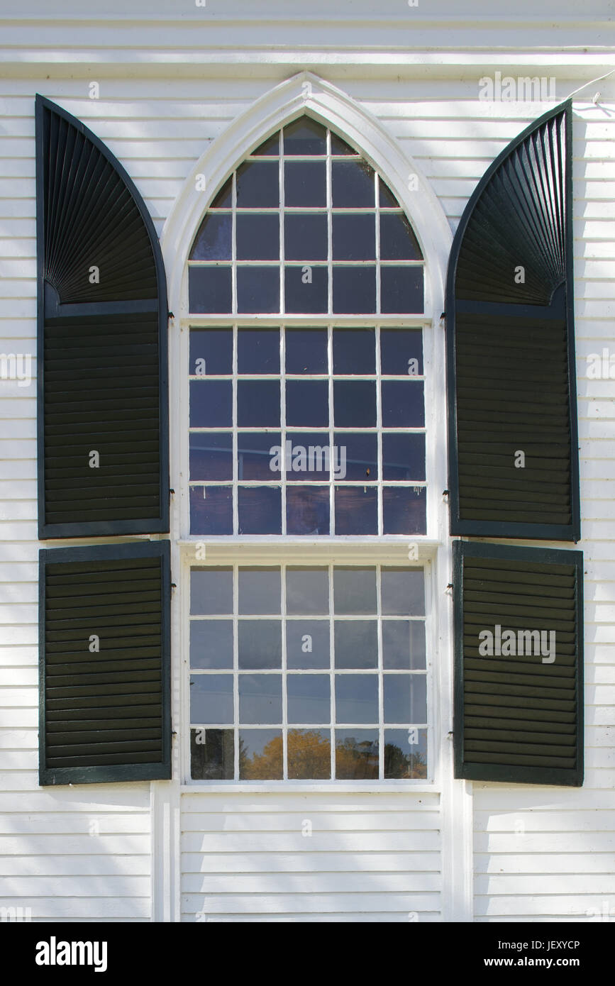 New England fenêtre avec volets et noir boite à fleurs. Banque D'Images