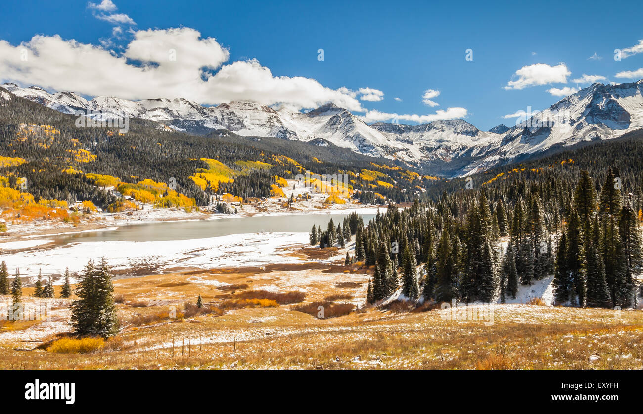 La neige de l'automne sur le lac Trout dans les montagnes de San Juan au Colorado Banque D'Images