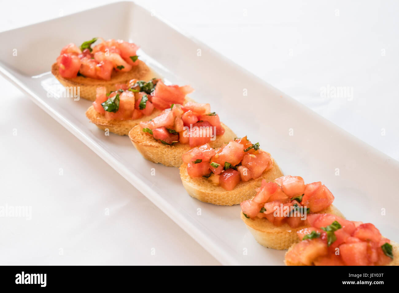 Bruschetta Tomate et basilic sur toast Banque D'Images