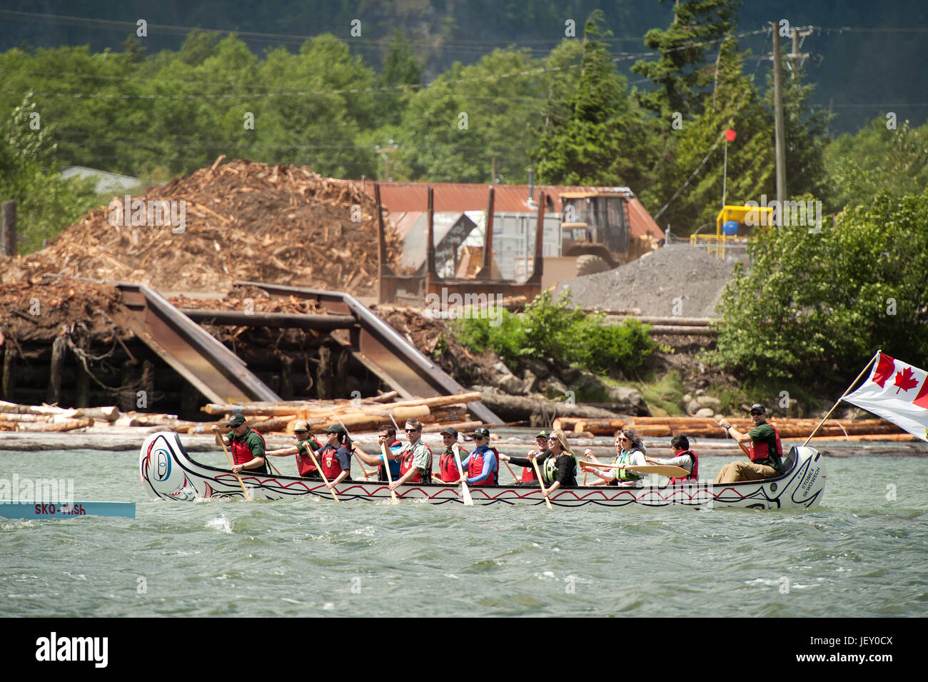 La Journée nationale des Autochtones courses de canot au bord de l'Stawamus. Squamish BC, Canada. Banque D'Images