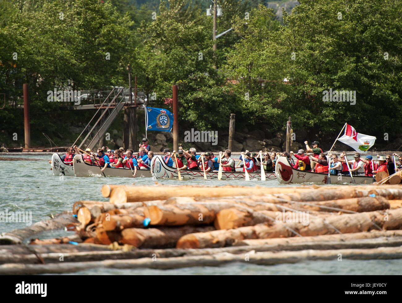 La Journée nationale des Autochtones courses de canot au bord de l'Stawamus. Squamish BC, Canada. Banque D'Images