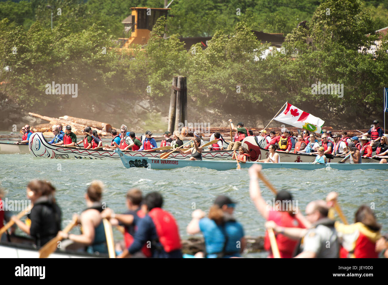 La Journée nationale des Autochtones courses de canot au bord de l'Stawamus. Squamish BC, Canada. Banque D'Images