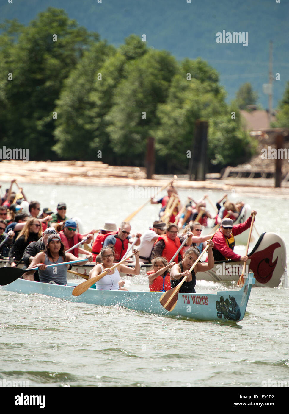 La Journée nationale des Autochtones courses de canot au bord de l'Stawamus. Squamish BC, Canada. Banque D'Images