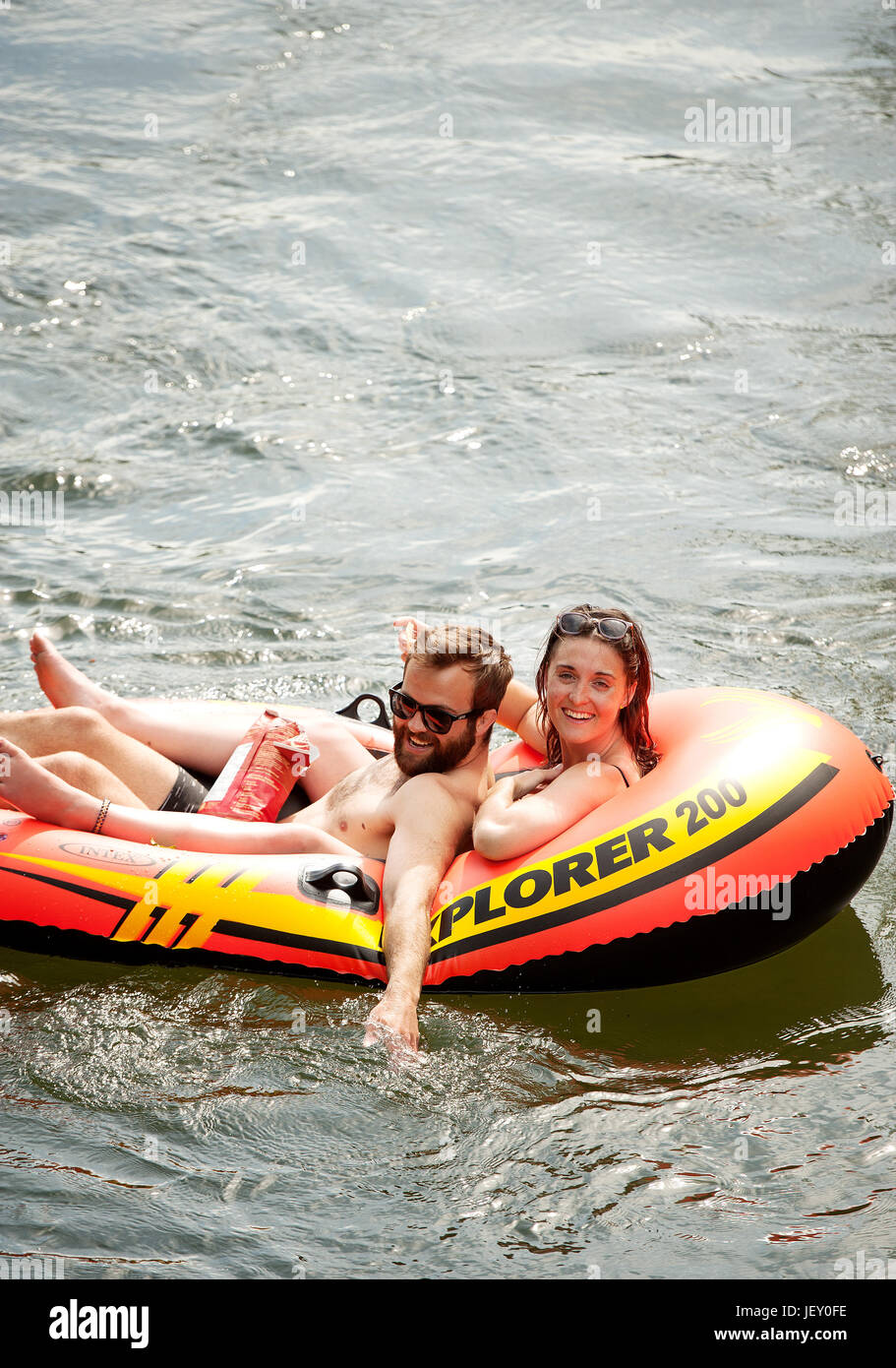 Courte O'Connell et Becky Eaton Combattez la chaleur en flottant sur la rivière de Golden Dreams. Whistler, BC, Canada Banque D'Images