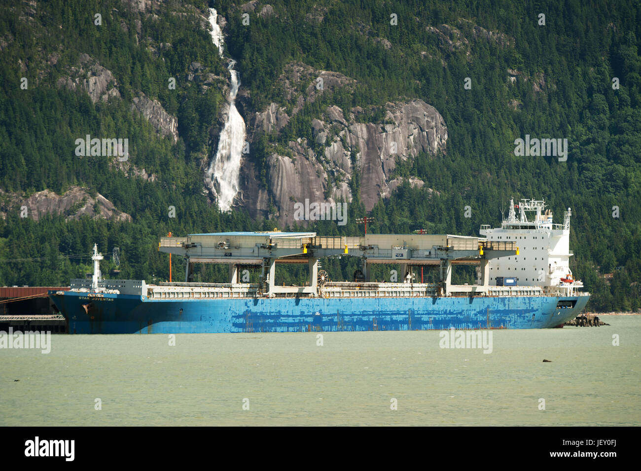 Le cargo Star Juventas amarré au quai Squamish Terminals. Squamish BC, Canada. Banque D'Images