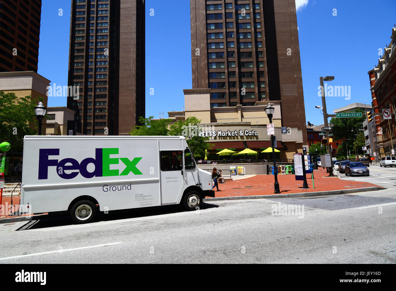 FedEx Ground Delivery van garé devant Streets Market and Cafe, Charles Towers en arrière-plan, North Charles Street, Baltimore, Maryland, États-Unis Banque D'Images