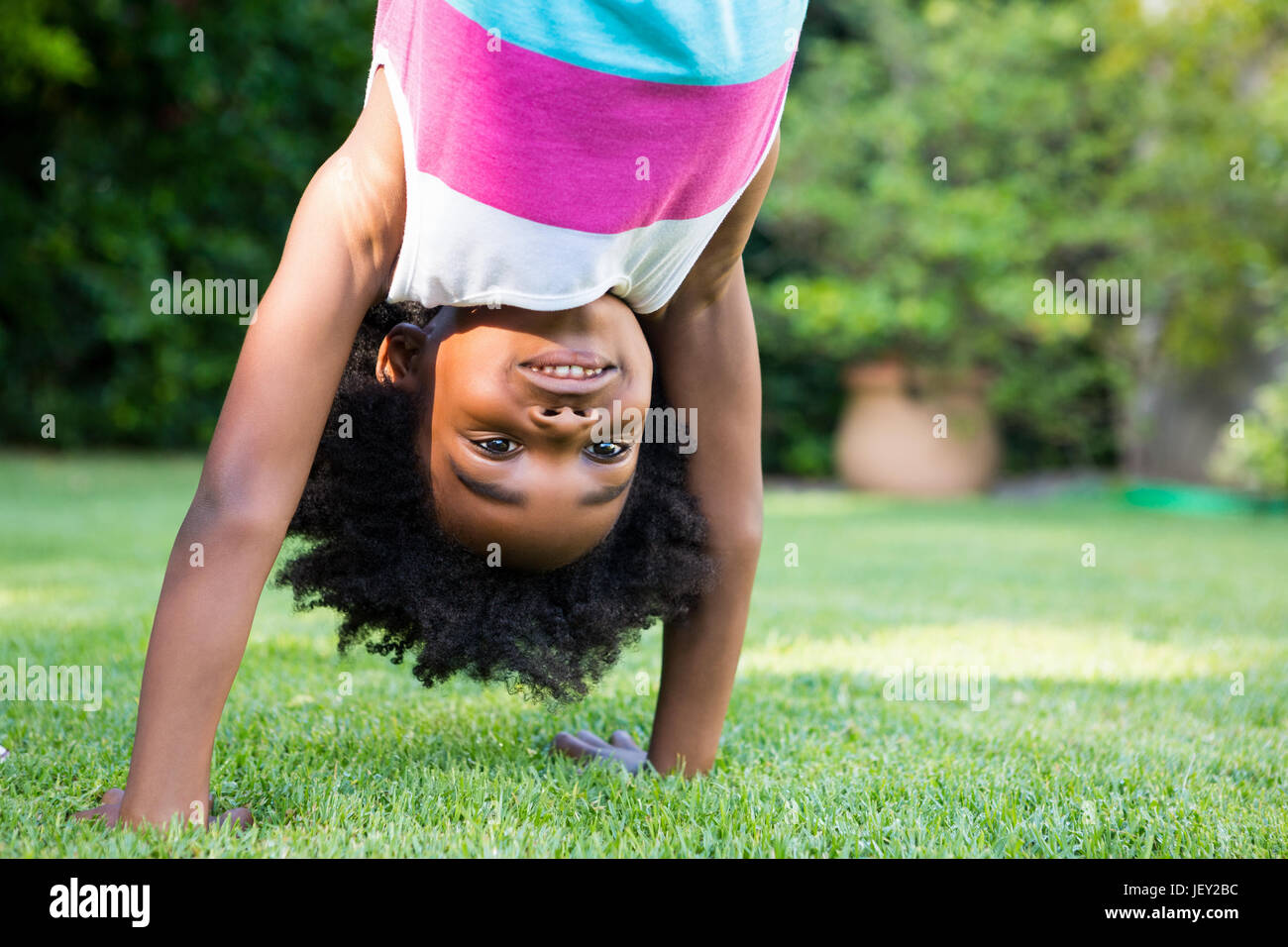 Un enfant faisant la wavecrest Banque D'Images