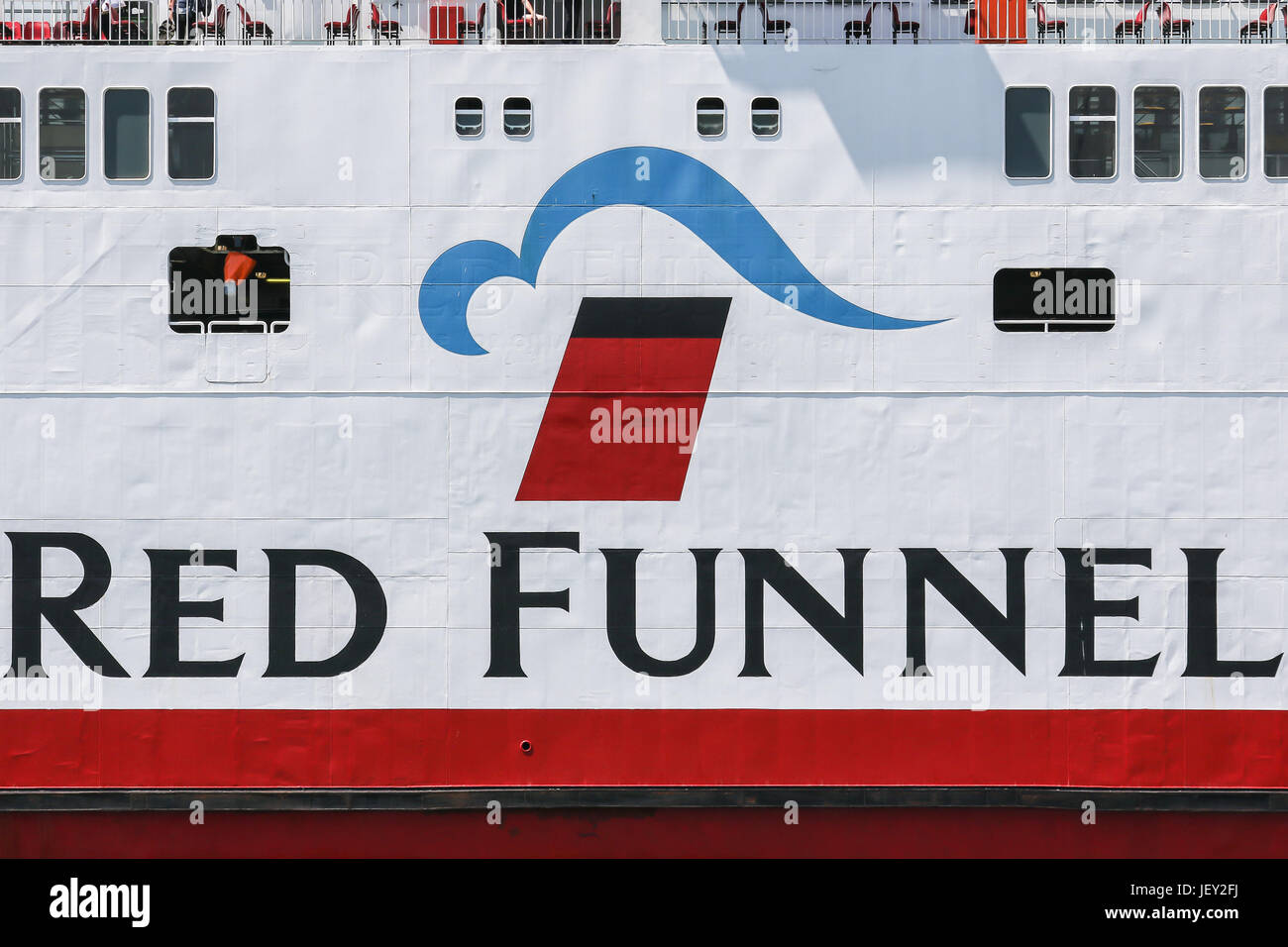 Le logo Red Funnel sur le côté de l'une des compagnies de navires de transport de voiture entre Southampton et l'île de Wight Banque D'Images