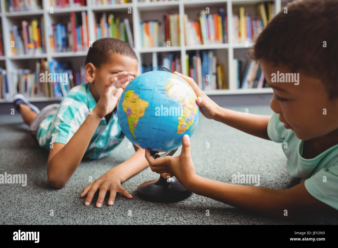 Les garçons l'étude de la planète Banque D'Images