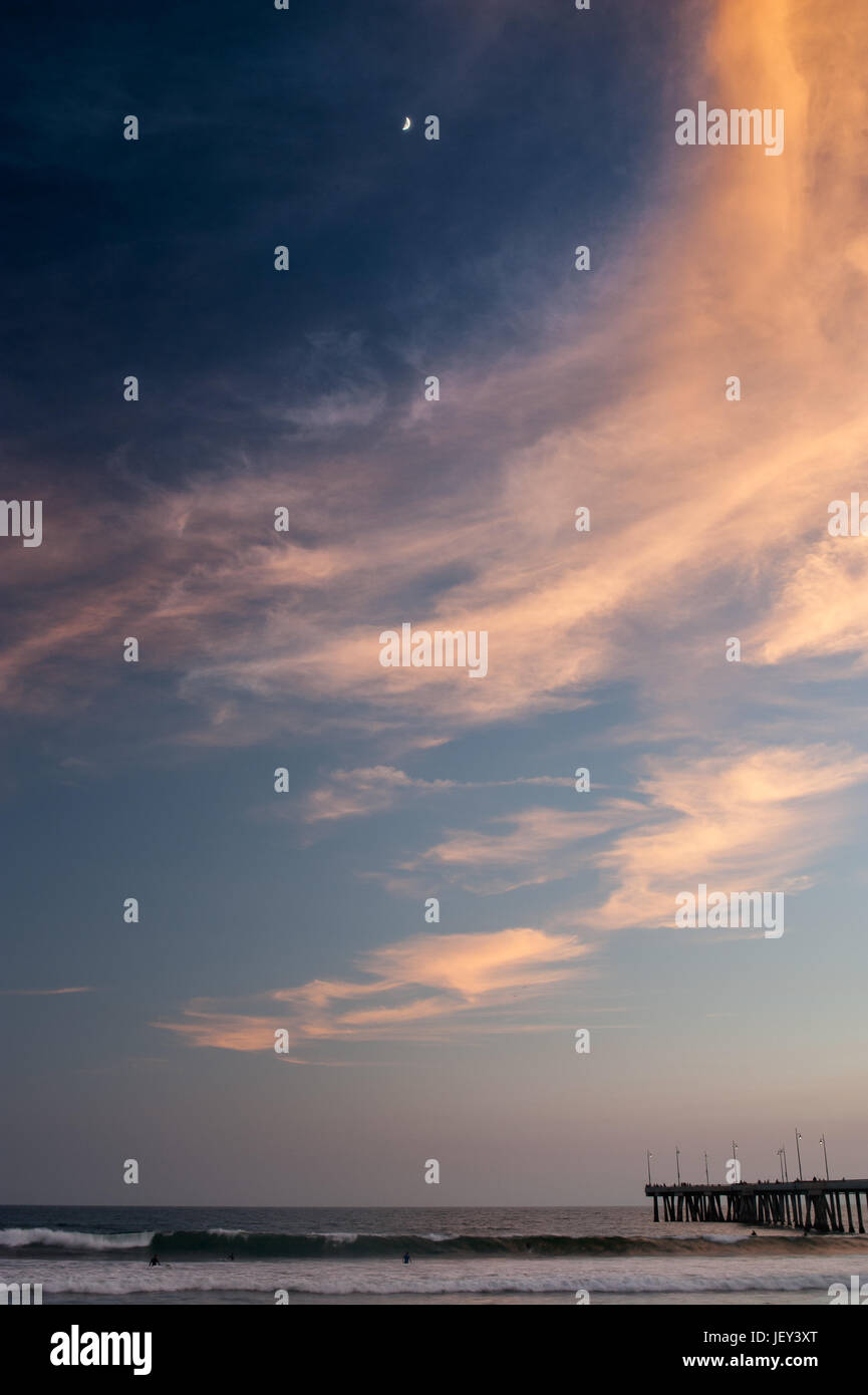 Le Venice Fishing Pier photographié après le coucher du soleil avec un beau ciel à Marina Del Rey, Californie. Banque D'Images