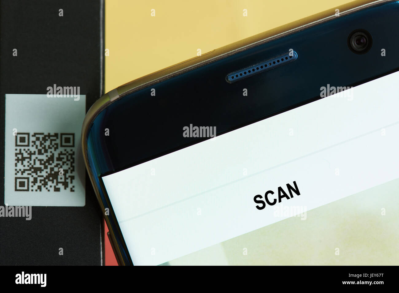 Scan QR code sur l'emballage du produit close-up. L'analyse de l'application Mobile QR code Banque D'Images