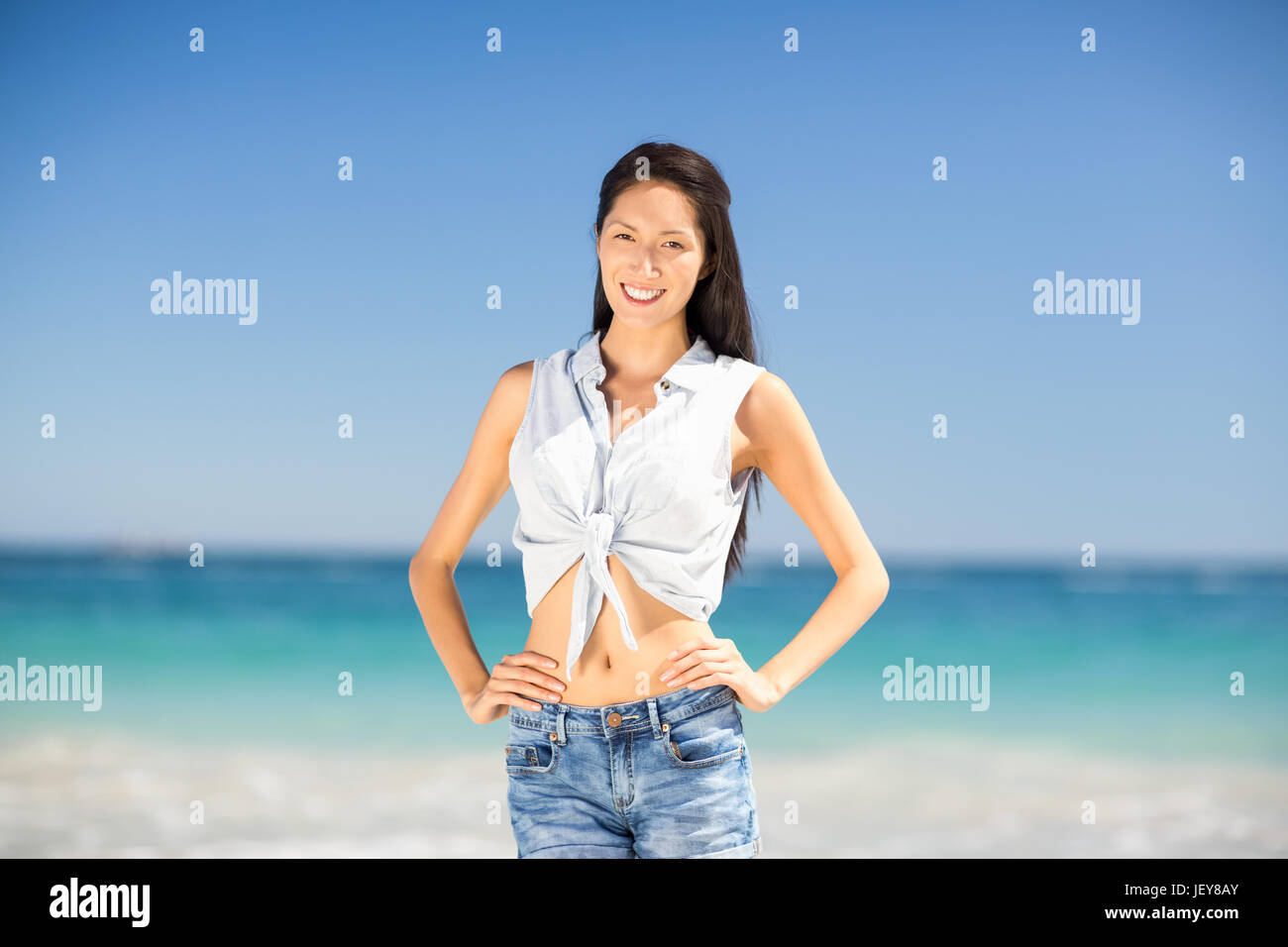 Young woman standing on beach Banque D'Images