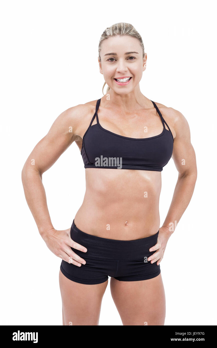 Athlète féminin posant avec mains sur la hanche Banque D'Images