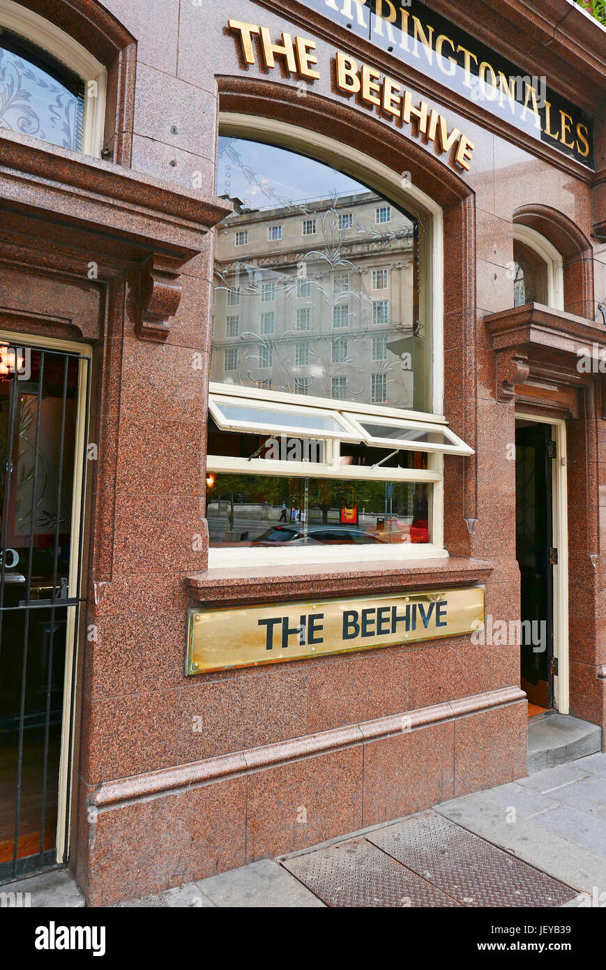 Le pub Beehive dans zone commercial Liverpool One,entrée arrière. Banque D'Images