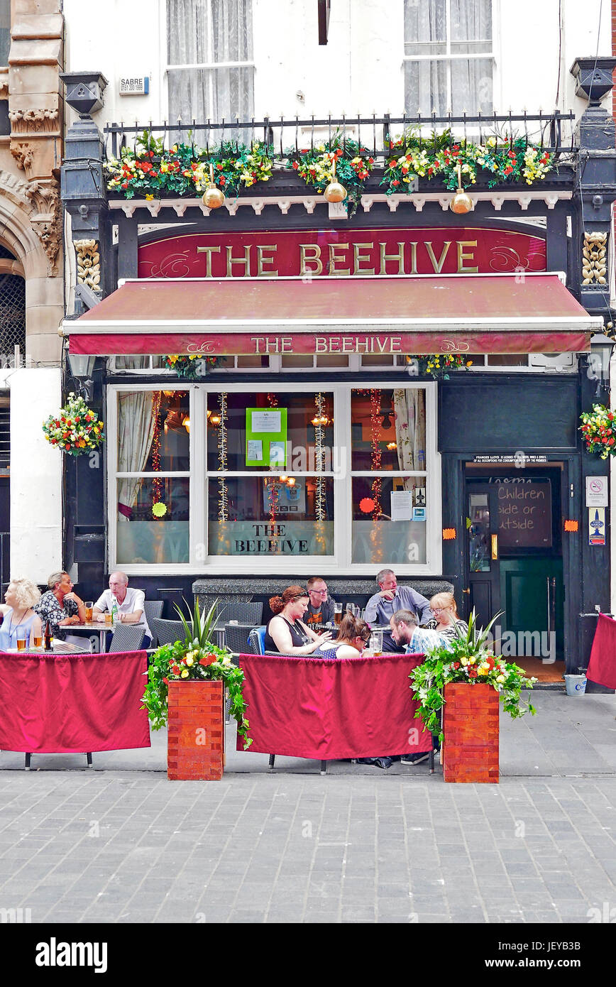 Le pub Beehive dans zone commercial Liverpool One Banque D'Images
