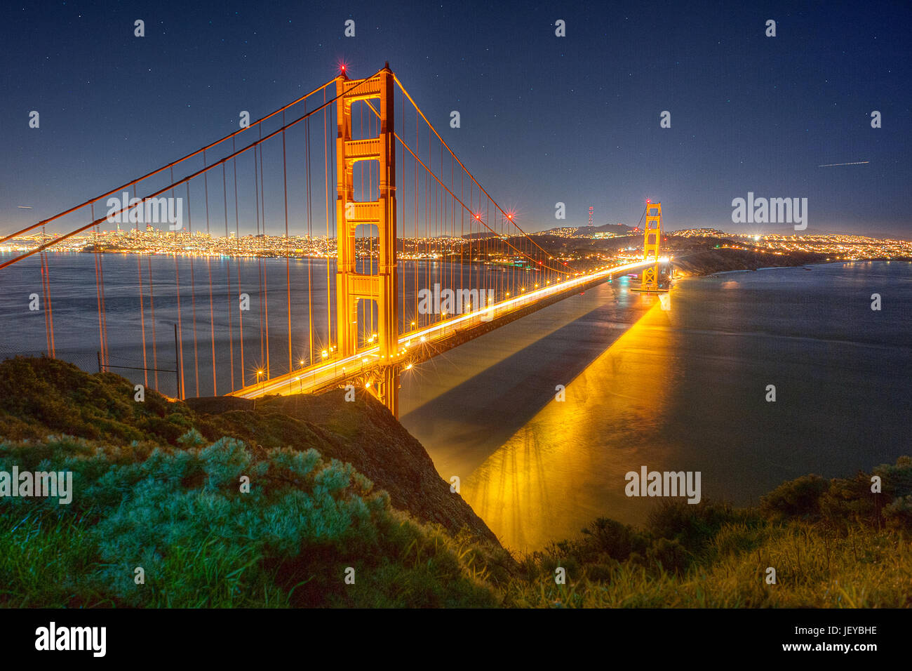 L'emblématique pont du Golden Gate à San Francisco dans l'arrière-plan photographié de nuit depuis le Golden Gate Bridge Vista Point à Mill Valley, CA. Banque D'Images