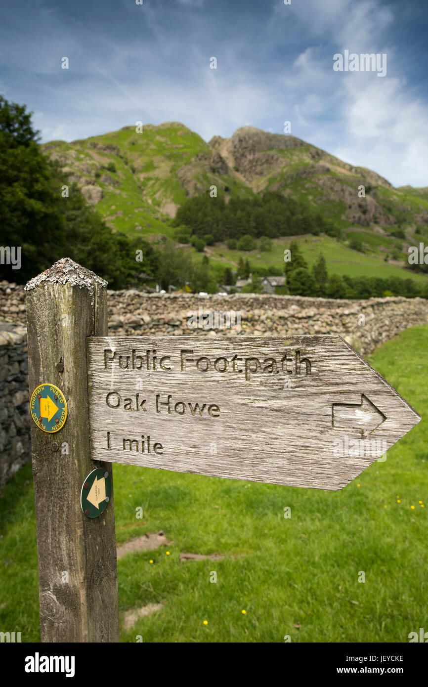 UK, Cumbria, Elterwater, Dungeon Ghyll, sentier public signe à chêne Howe Banque D'Images