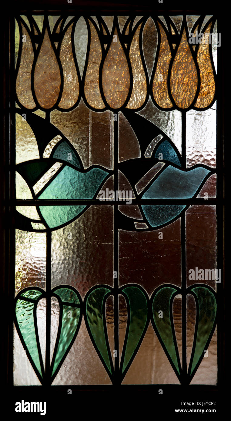 UK, Bowness on Windermere, Cumbria, Blackwell, Maison des Arts et Métiers par Baillie Scott, Hall principal motif d'oiseaux, panneau en verre teinté Banque D'Images